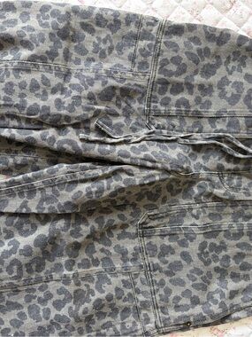 BRAND NEW Leopard Print Wide-Leg/barrel Jeans in Gray